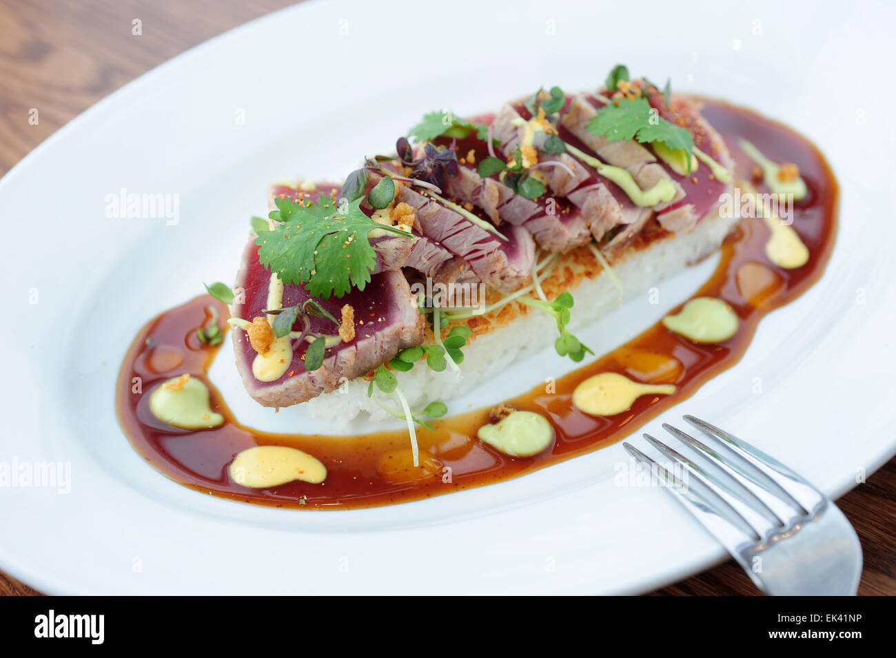 USA Food Pan poisson thon poêlé sur un lit de riz et de la sauce Banque D'Images