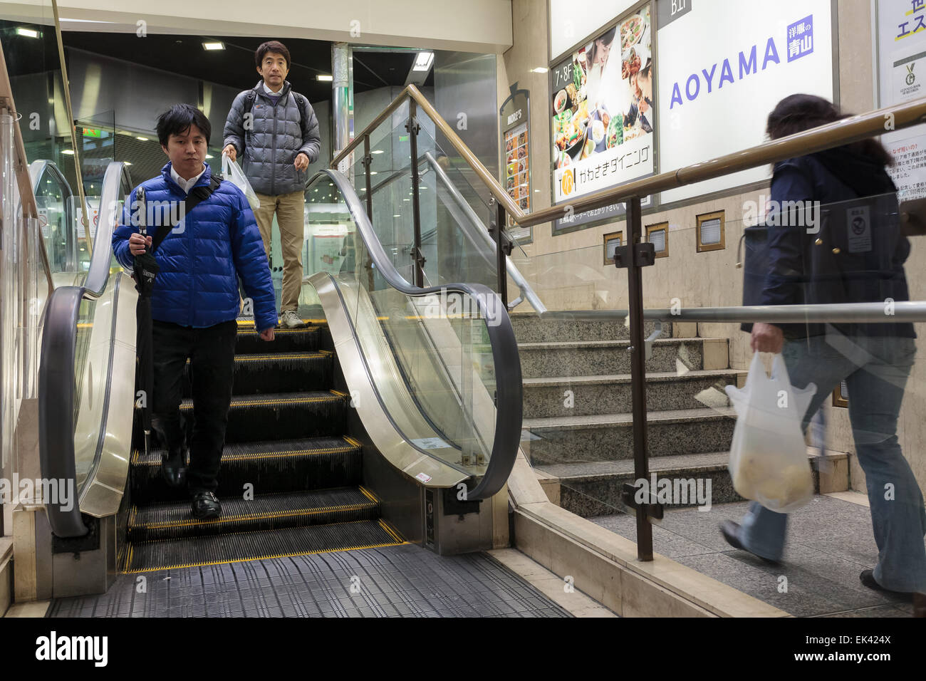 L'escalator le plus court au monde dans le sous-sol du grand magasin More à Kawasaki Kanagawa, au Japon. Banque D'Images