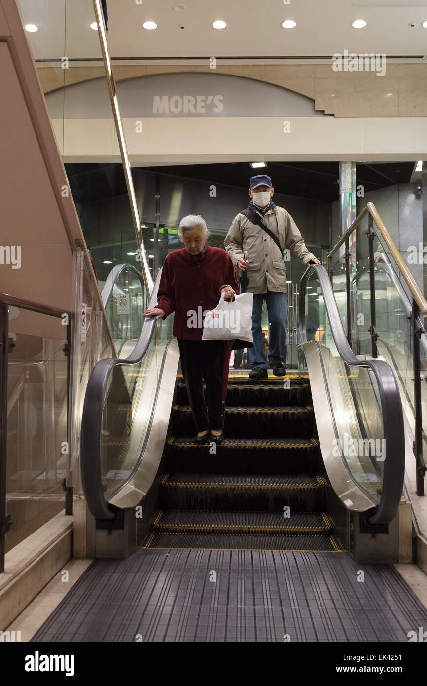 L'escalator le plus court au monde dans le sous-sol du grand magasin More à Kawasaki Kanagawa, au Japon. Banque D'Images