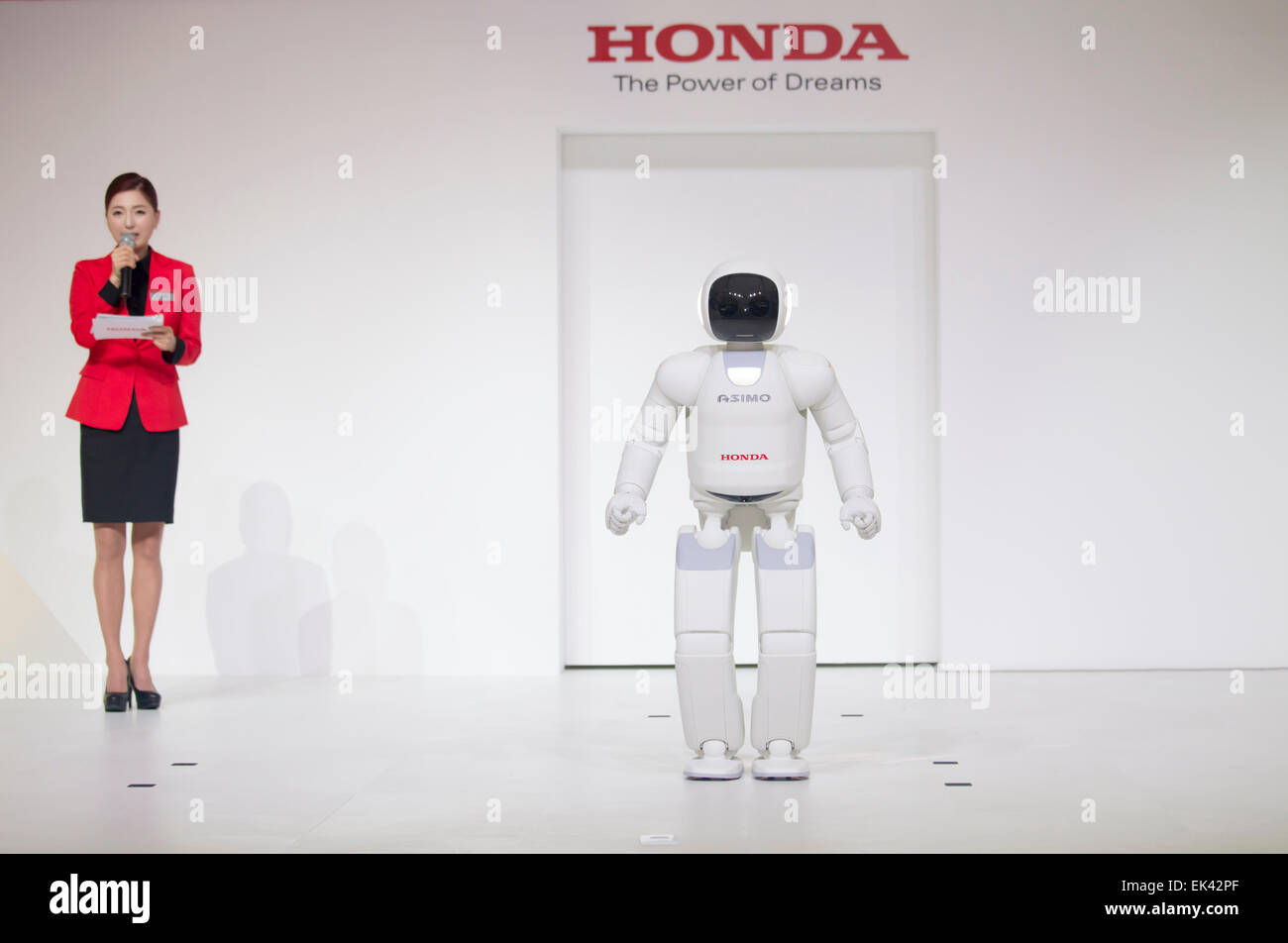 Asimo, Apr 2, 2015 : Asimo, robot de forme humaine développée par le constructeur automobile japonais Honda montre sa capacité pendant une presse aperçu du Seoul Motor Show à Goyang, au nord de Séoul, Corée du Sud. (Photo de Lee Jae-Won/AFLO) (CORÉE DU SUD) Banque D'Images