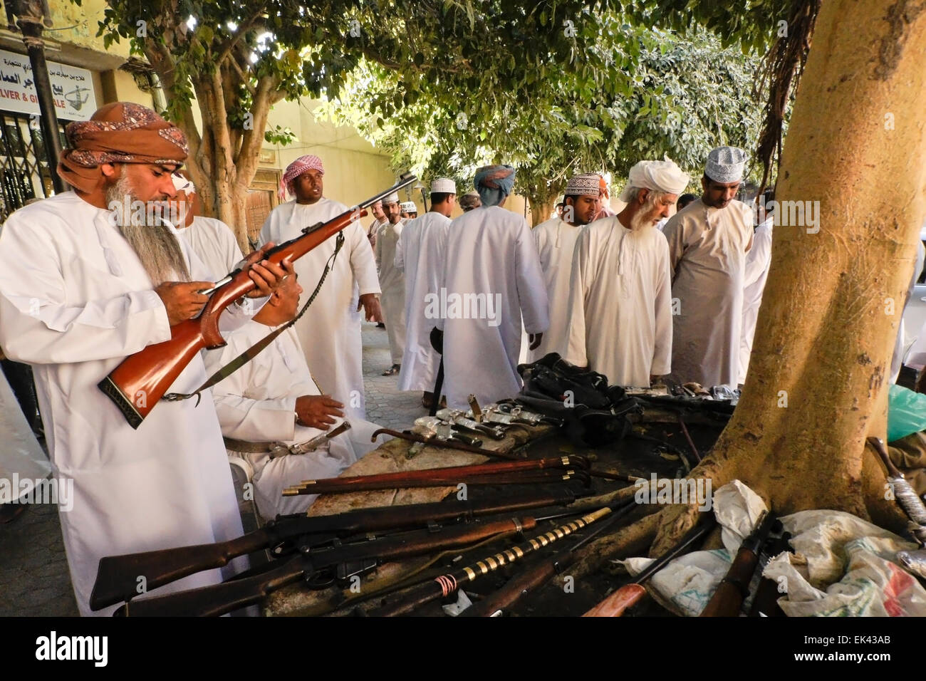 Armes et khanjars (poignards) for sale at market à Nizwa, Oman Banque D'Images