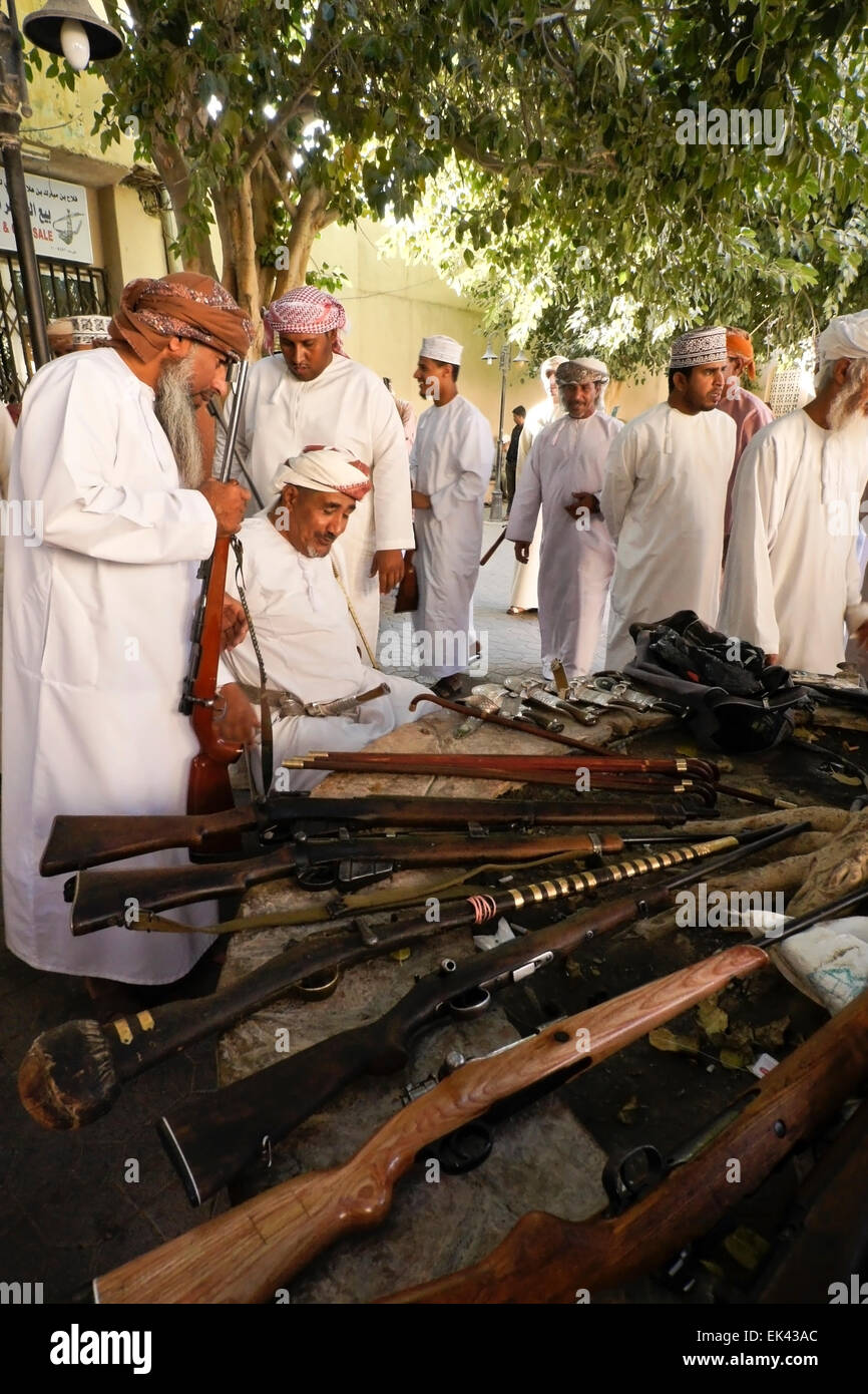 Armes et khanjars (poignards) for sale at market à Nizwa, Oman Banque D'Images