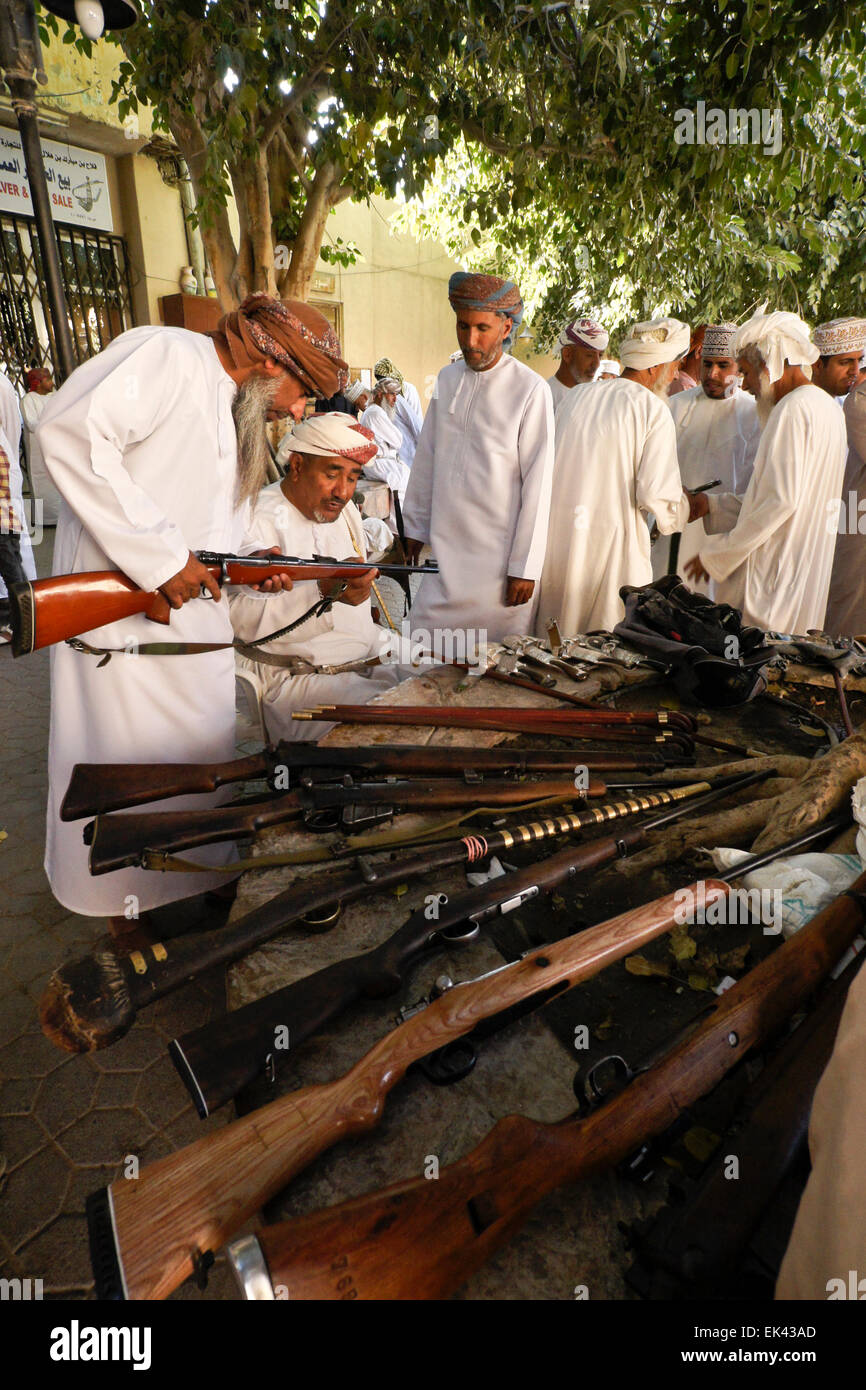 Armes et khanjars (poignards) for sale at market à Nizwa, Oman Banque D'Images