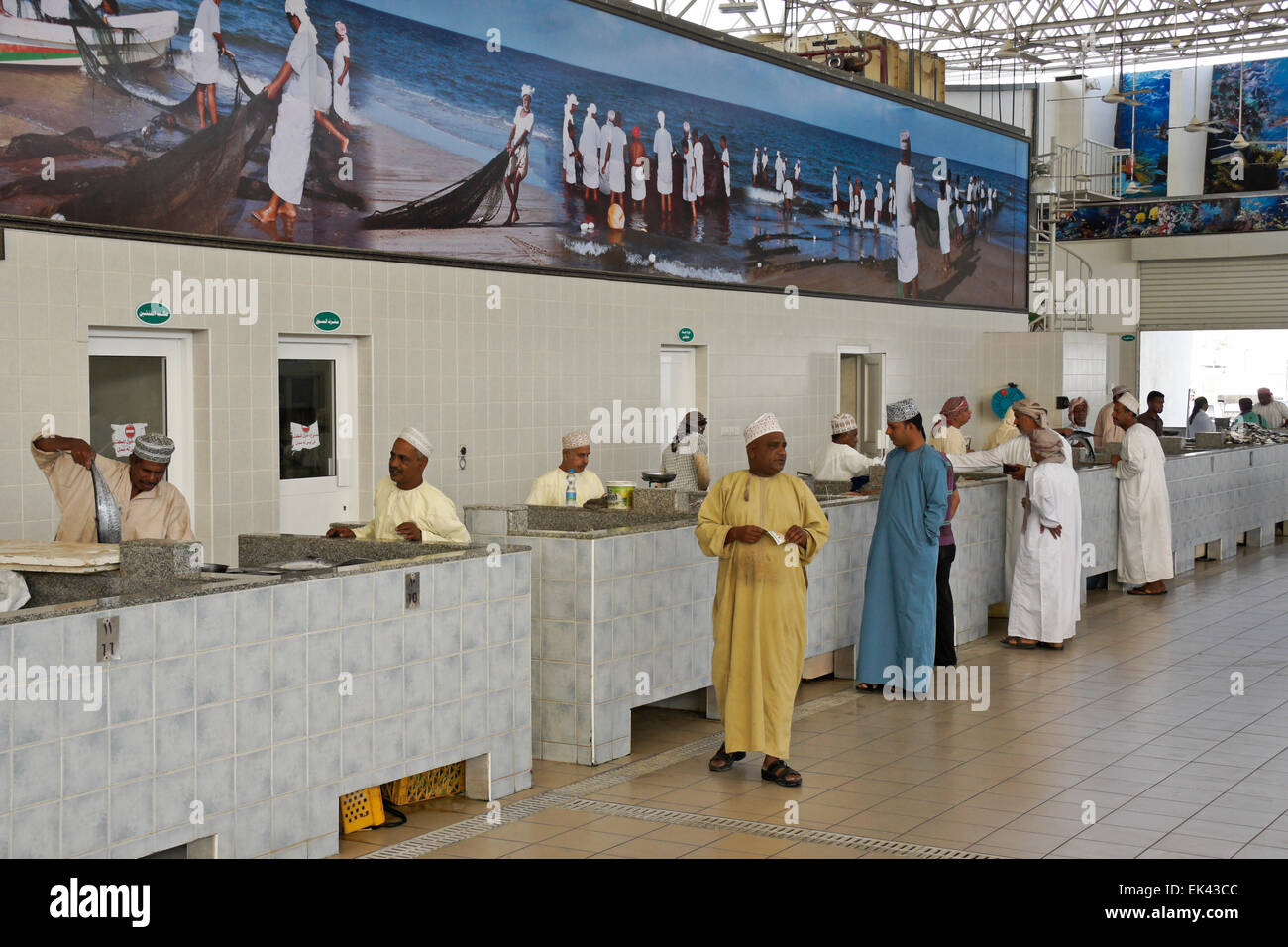 Les hommes, à l'Oman, le marché aux poissons de Mascate, Sultanat d'Oman Banque D'Images