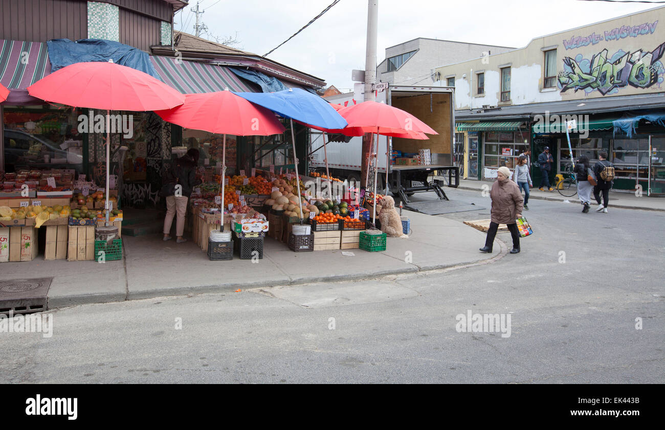 TORONTO - Le 2 avril 2015 : Marché Kensington est un quartier multiculturel de la ville et est proclamé un lieu historique national Banque D'Images