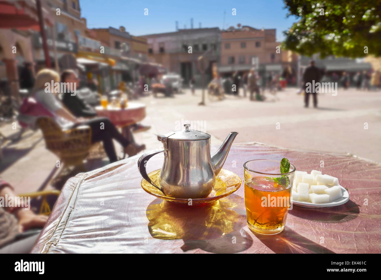 Marocain traditionnel thé à la menthe verte dans le verre avec tea pot, le Maroc, l'Afrique Banque D'Images