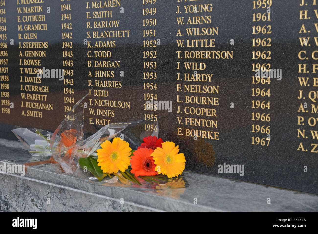 Arrière-plan de noms d'un mémorial à Greymouth mineurs qui sont morts dans des accidents miniers sur la côte ouest de la NZ Banque D'Images