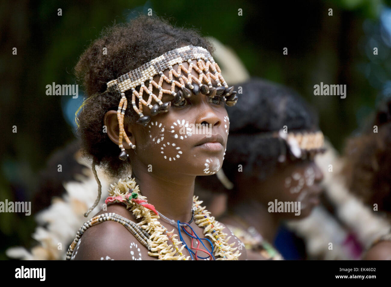 Garder leur culture vivante, les jeunes de l'île de Nggela ont enfilé des costumes traditionnels et parée d'eux-mêmes avec des coquilles. Banque D'Images