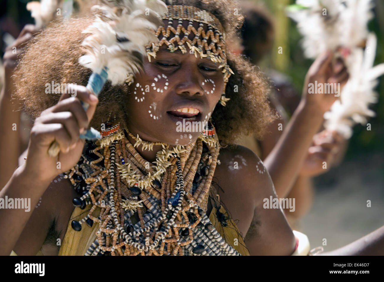 Garder leur culture vivante, les jeunes de l'île de Nggela ont enfilé des costumes traditionnels et parée d'eux-mêmes avec des coquilles. Banque D'Images