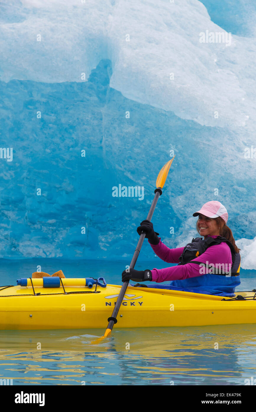 Kayak dans la lagune Bear Glacier, Kenai Fjords National Park, près de Seward, en Alaska. (Modèle 1992) Banque D'Images