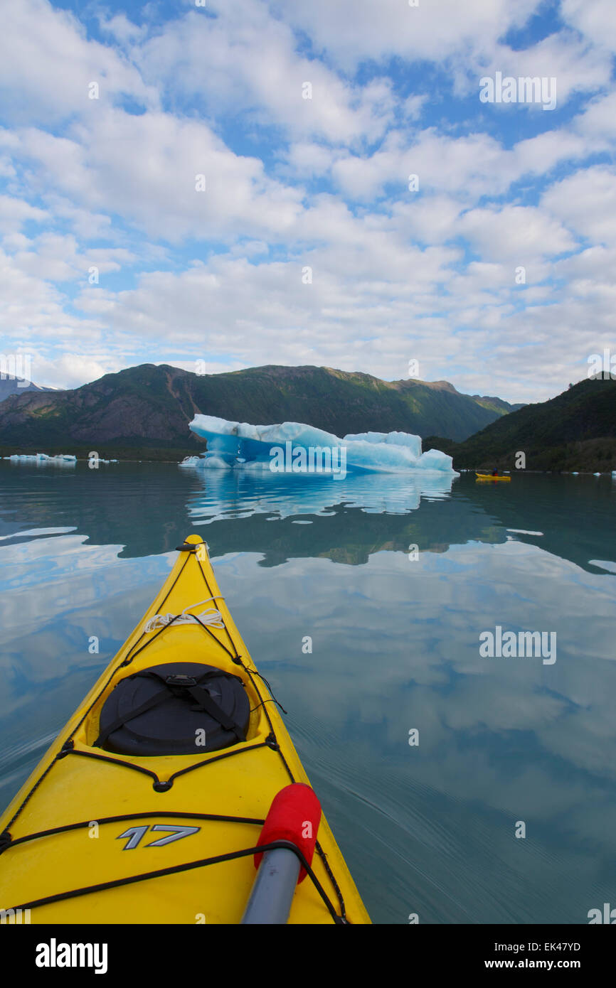 Kayak dans la lagune Bear Glacier, Kenai Fjords National Park, près de Seward, en Alaska. (Modèle 1992) Banque D'Images