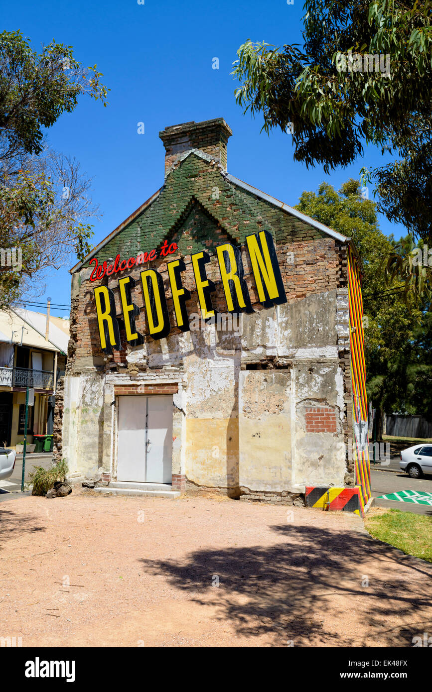 Une maison transformée en une œuvre d'art : 'Bienvenue à Redfern' par Reko Rennie, au 36 rue Caroline, Redfern, Sydney, Australie. Banque D'Images