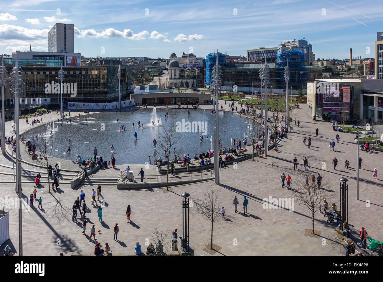 Bradford Eye, Big roue sur une journée ensoleillée. Vue de la piscine miroir à Centenary Square, City Park Banque D'Images