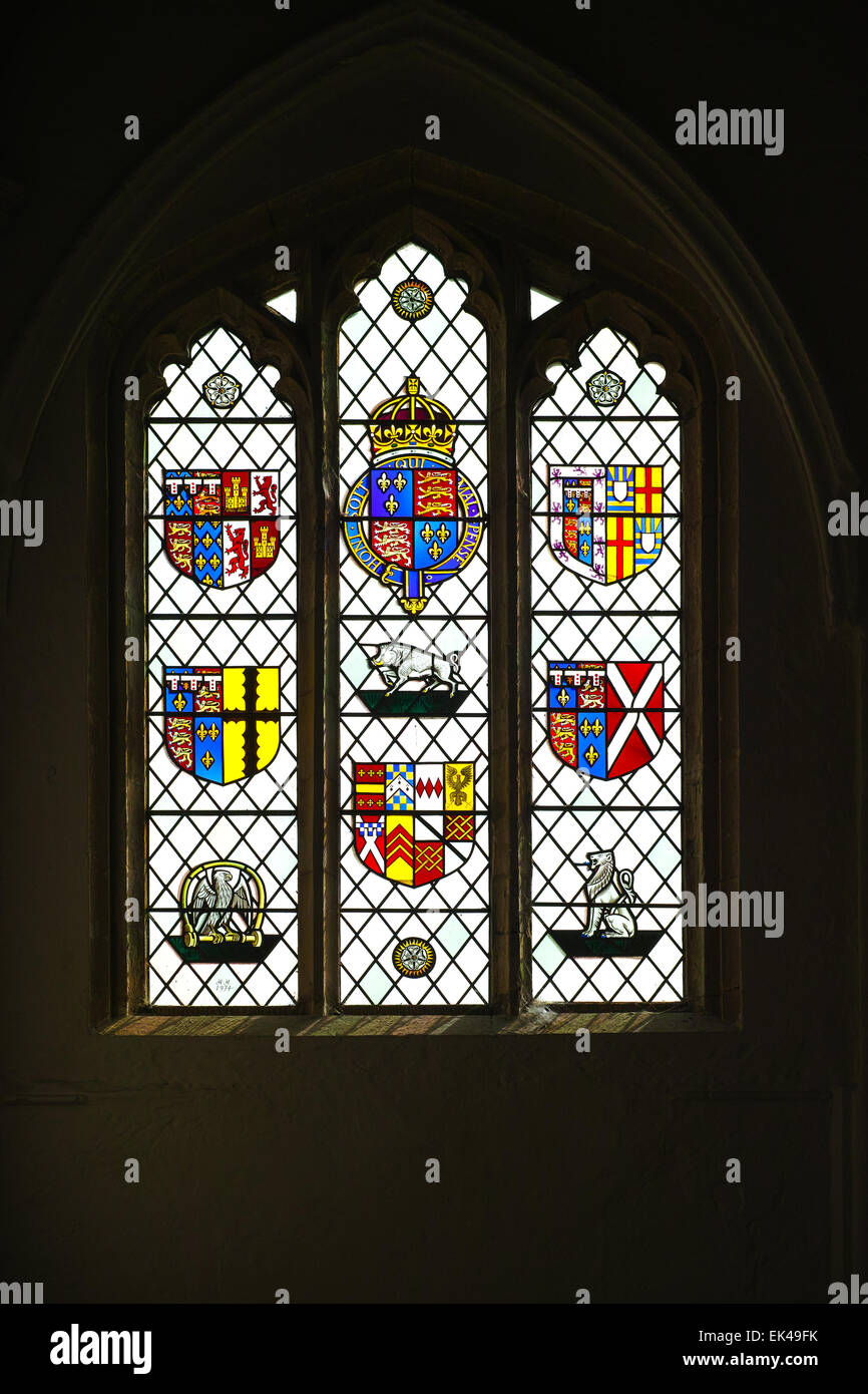 L'est une fenêtre avec des symboles Yorkiste, à l'église de St Mary and all Angels, Angleterre, Fotheringhay, construite à la fin du quatorzième Banque D'Images