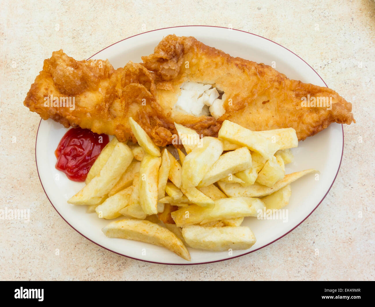Le poisson et les frites à l'a servi avec le ketchup Banque D'Images