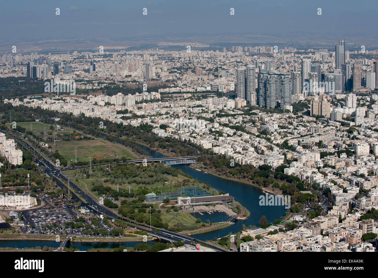 Photographie aérienne de Tel Aviv, Israël la rivière Yarkon park et dans le centre Banque D'Images