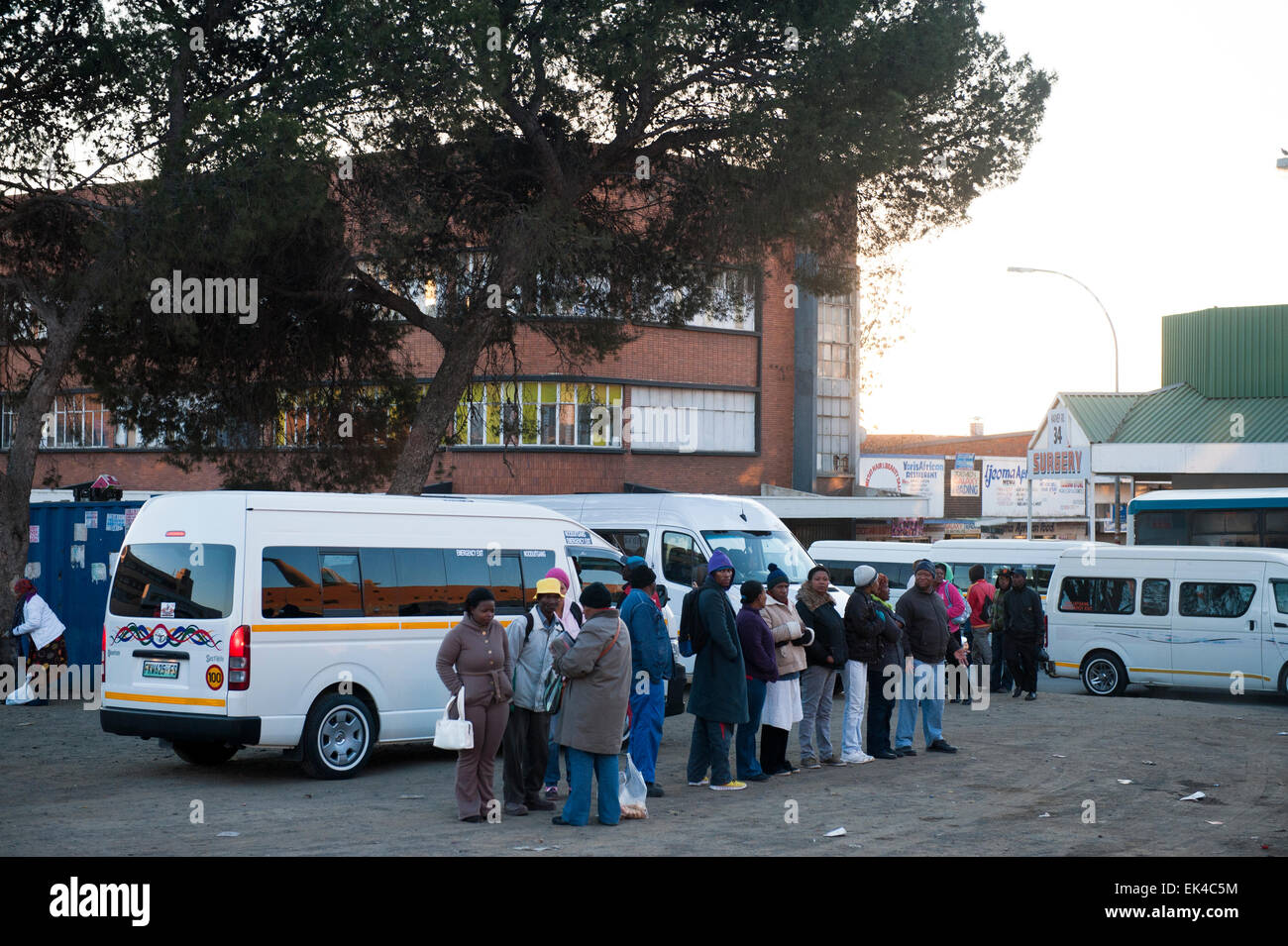 Comme de nombreuses villes africaines, Johannesburg, un système de transport publique informelle chaotique sous la forme de 'minibus taxis'. Ce ne sont pas des taxis dans le sens de l'Ouest typique le terme - elles ne vous donneront pas un ascenseur à votre porte. Ils sont plutôt petits services de bus, souvent sans marquage, avec horaires ni formelle ni s'arrête. Les taxis sont la forme la moins chère de transport à Johannesburg, et sont le transport quotidien de vie de l'essentiel de la population active. Lire plus : http://www.southafrica.info/travel/advice/joburg.htm# .U9I1MICSxss# ixzz38TZcAqmU Banque D'Images