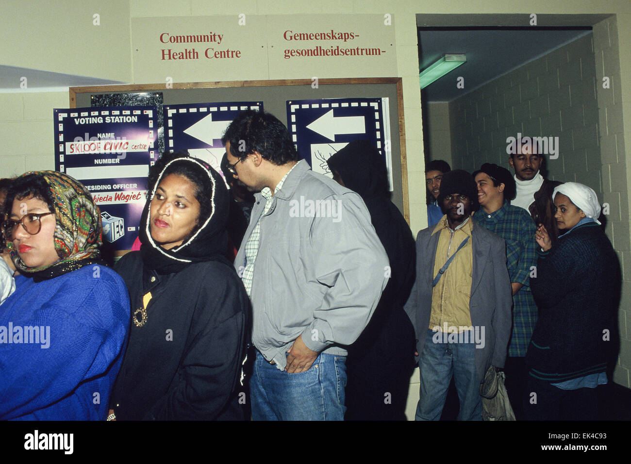 La queue pour voter dans les premières élections démocratiques d'Afrique du Sud, à Schotschekloof Civic Centre de vote, Bokaap, cap, 27/04/1994 ©photographe sue Kramer Banque D'Images