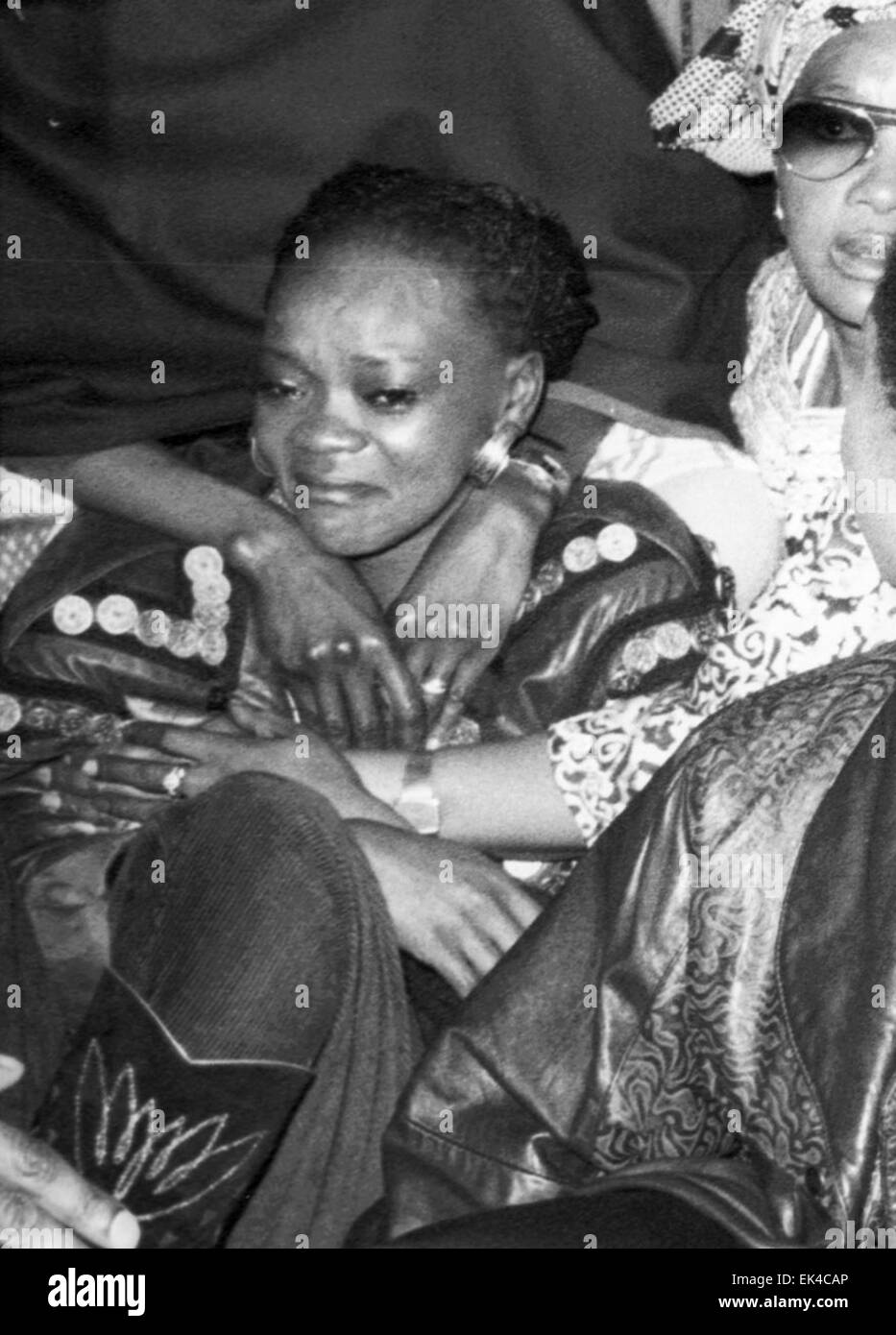 BRENDA FASSIE embrassé par d'autres musiciens à l'aéroport de Johannesburg 1990 quand Miriam Makeba est rentré de son exil en Afrique du Sud. Brenda depuis Cape Town en Afrique du Sud, mais a été bien connu chanteur/artiste/musicien...surtout connu pour la chanson "week-end spécial' photographe©Sue Kramer/iAfrika Photos Banque D'Images