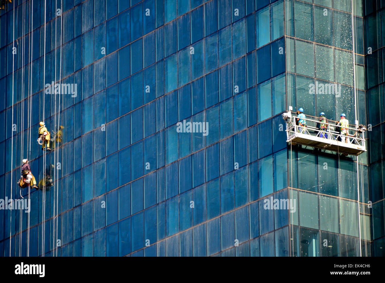 Nettoyage de vitres d'un grand bâtiment à Cape Town, Afrique du Sud. Banque D'Images