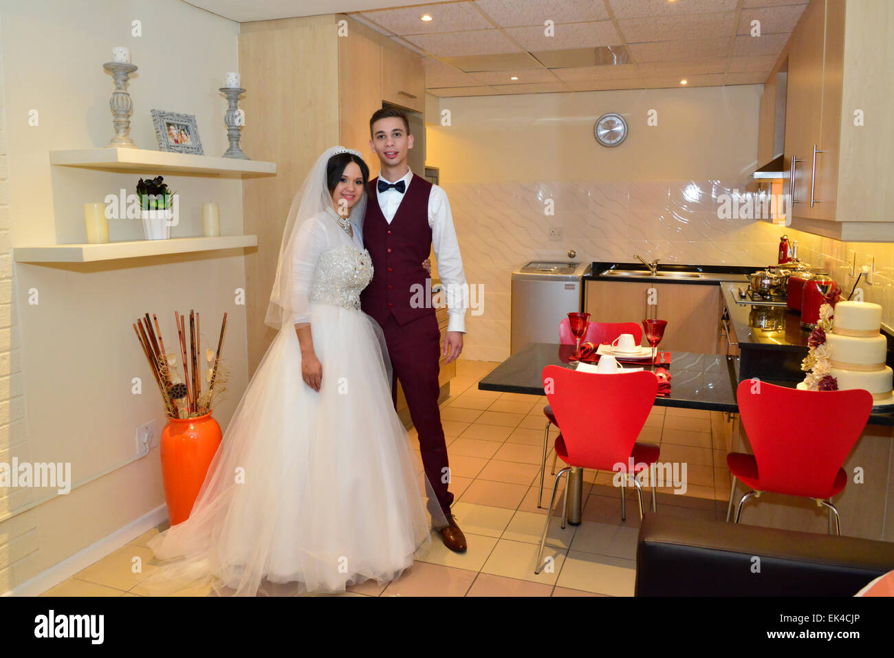 Les jeunes mariés et Haajer Yusuf dans leur cuisine ouverte adjacente à leur chambre nuptiale et est de la responsabilité de l'époux d'offrir à sa femme qui est une coutume chez les Malais du Cap en Afrique du Sud. Banque D'Images