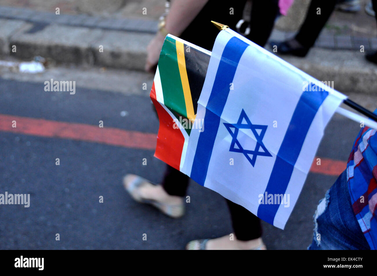 Drapeau israélien et le drapeau sud-africain à l'israël Pro Rally, Cape Town 10.08.14.Les foules rassemblées à une "solidarité, la paix et la sécurité pour Israël" tenu à Cape Town. Parmi les orateurs figuraient le rabbin Ephraïm Mirvis, le Grand Rabbin de l'organisation des Congrégations juives du Commonwealth. Banque D'Images