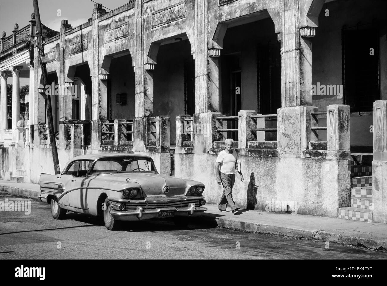 CUBA, Pinàr Del Rio, l'homme avec un cigare en marchant dans la rue - Numérisation de films Banque D'Images