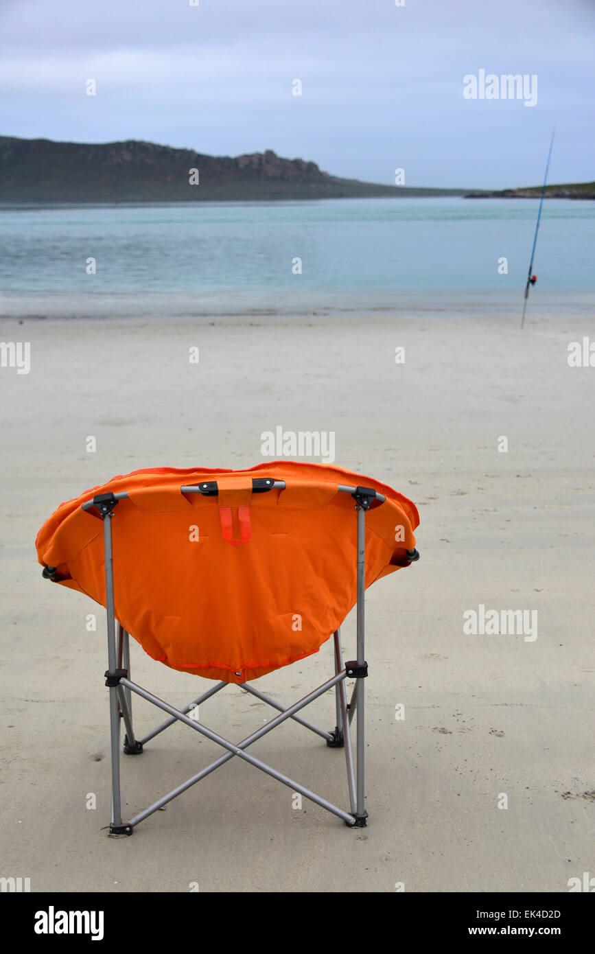 Une chaise de plage sur la plage à Langebaan. Banque D'Images