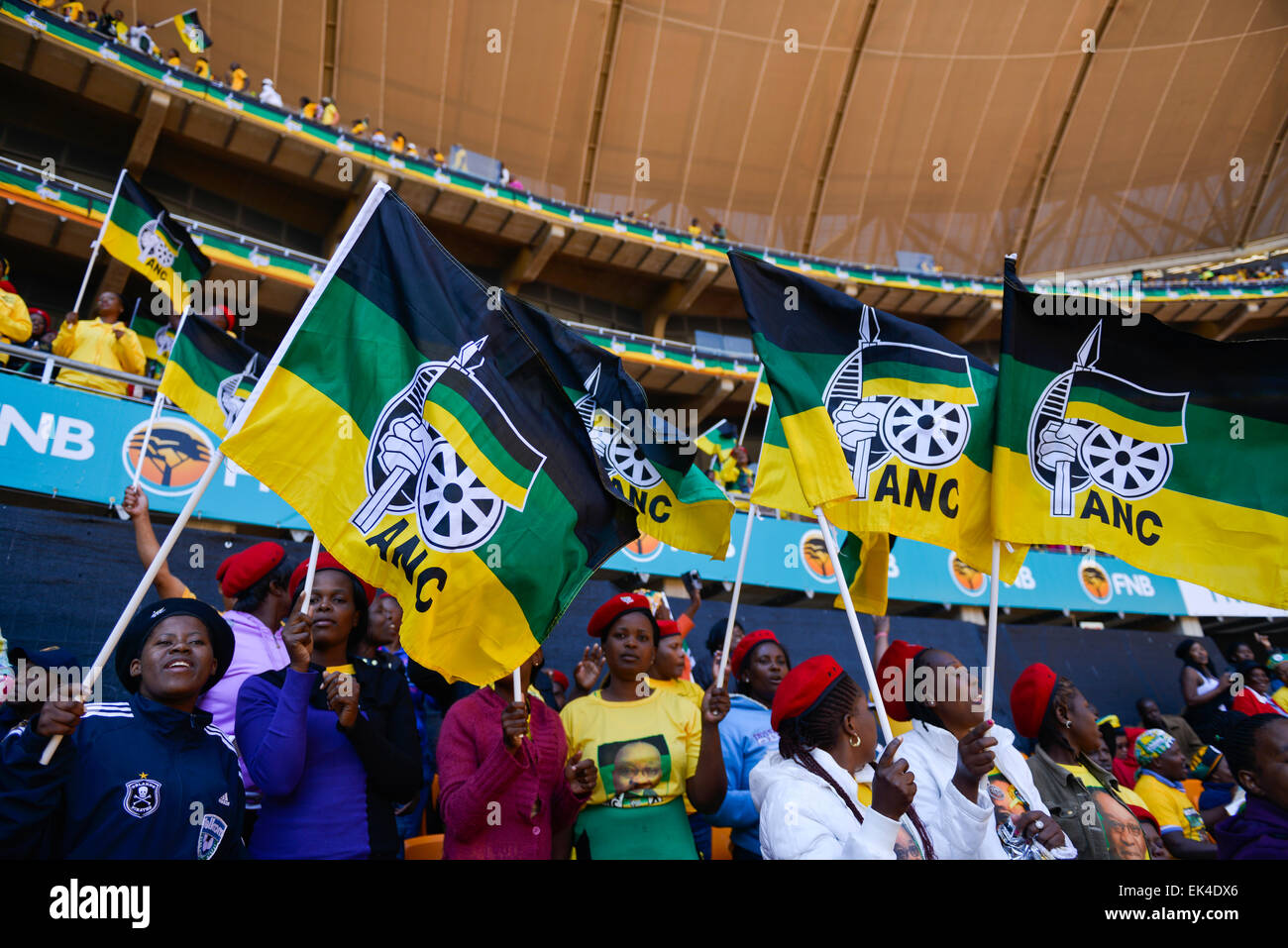 Les femmes détenant des drapeaux de l'ANC ANC  2014 siyanqoba - Le dernier rassemblement a eu lieu à Soccer City à Johannesburg pour obtenir des votes partisans pour les prochaines élections d'avoir lieu. Bel verasamy pic Banque D'Images