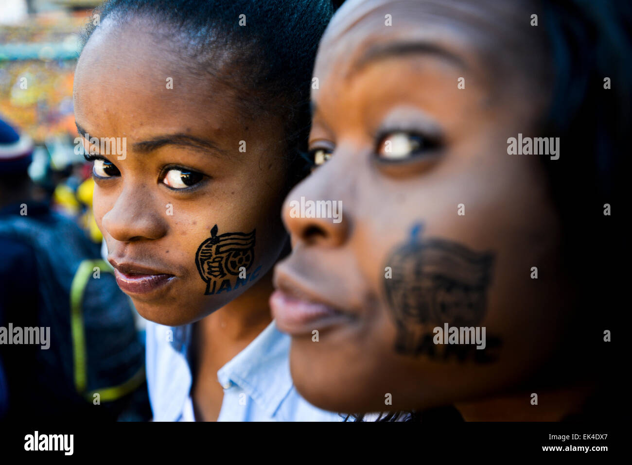 Partisans de l'anc avec face stamps - ANC  2014 siyanqoba - Le dernier rassemblement a eu lieu à Soccer City à Johannesburg pour obtenir des votes partisans pour les prochaines élections d'avoir lieu. Bel verasamy pic Banque D'Images