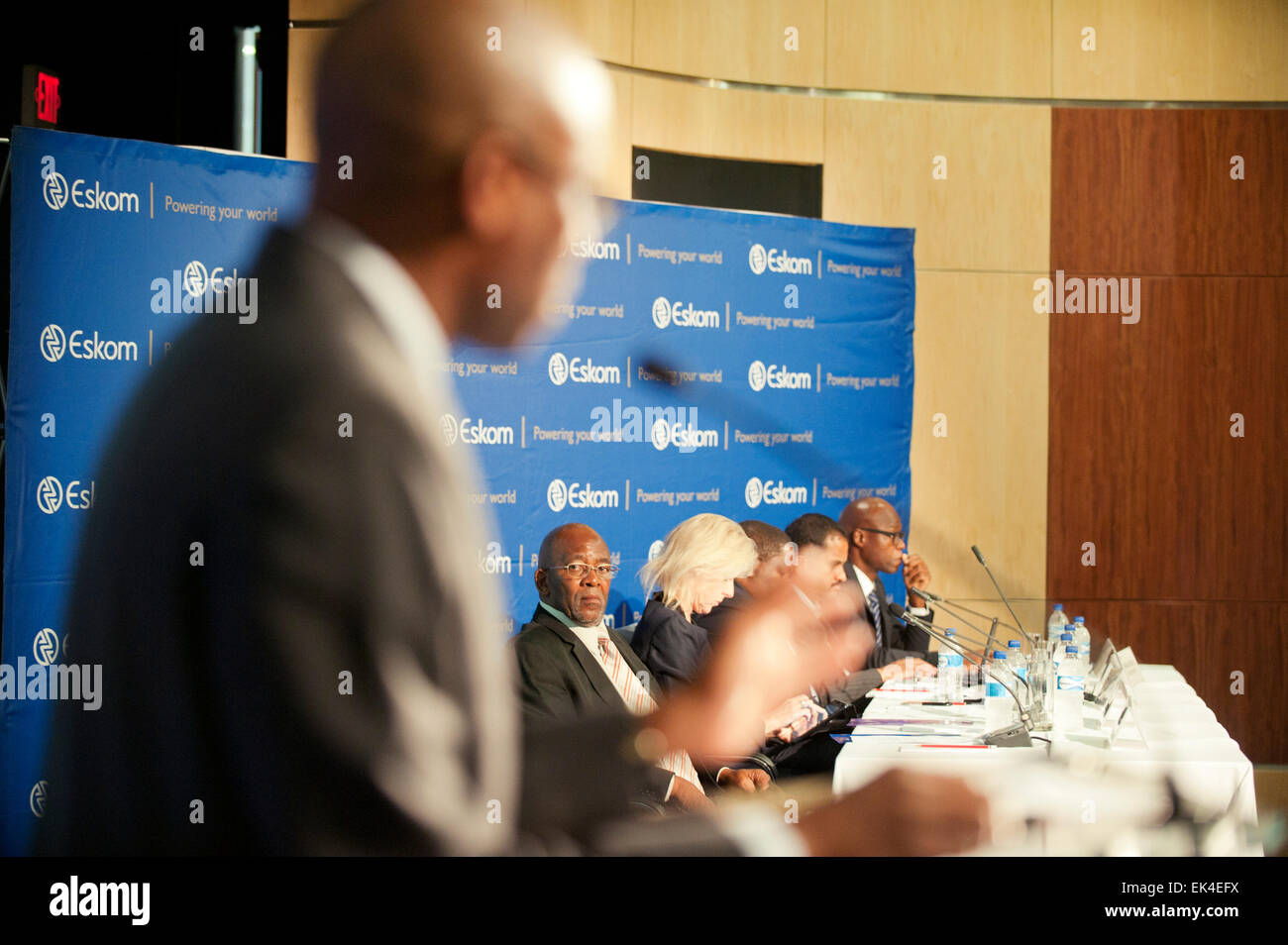 L'état d'Eskom le système à l'adresse parc mégawatts. 2015. Zola Tsotsi, Eskom Président regarde chef Tshediso Matona répond aux médias sur l'état d'Eskom. Banque D'Images