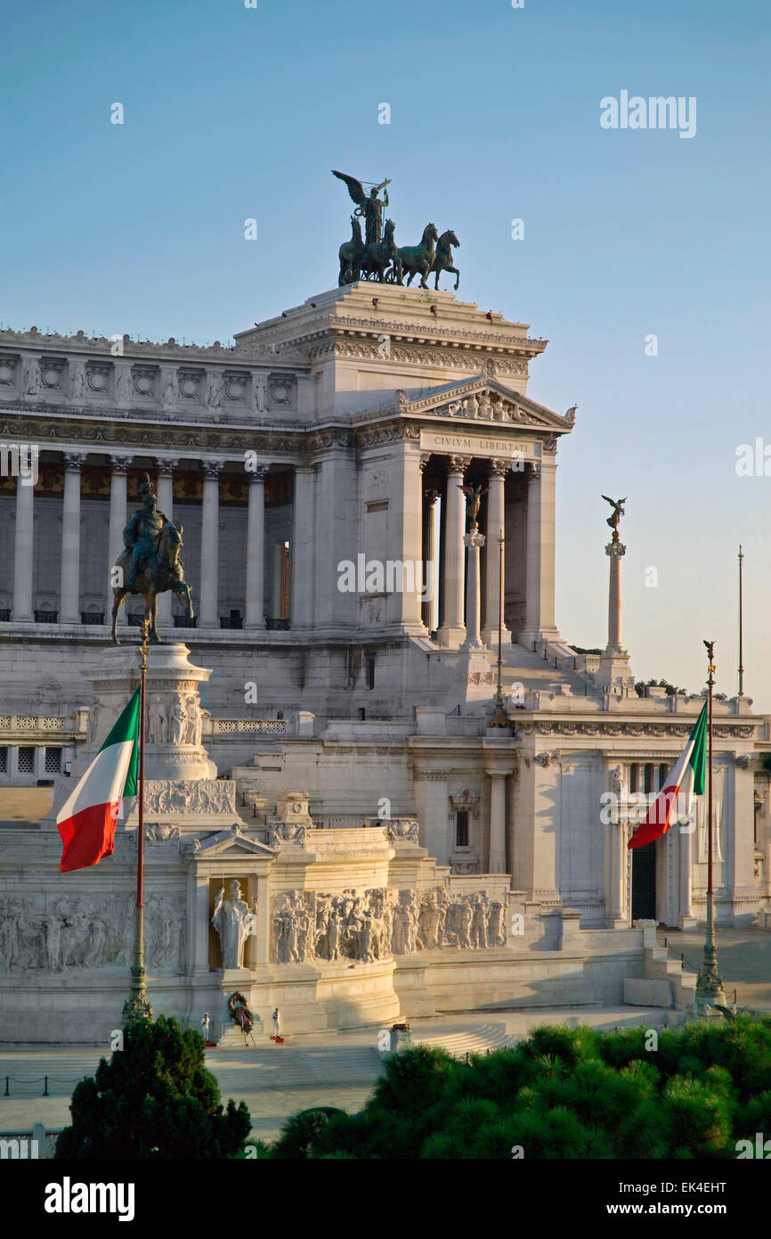 L'Italie, Lzio, Rome, Place Venezia, vue sur le Vittoriano building au coucher du soleil Banque D'Images