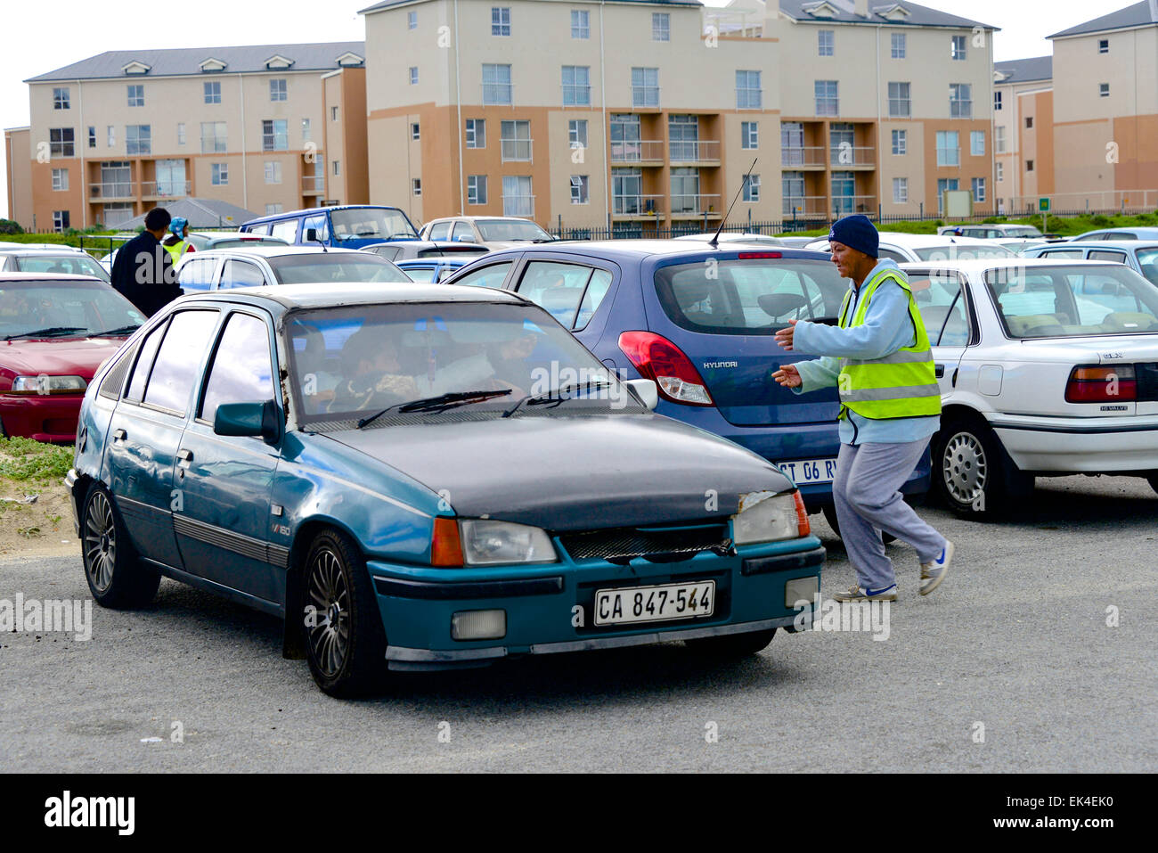 Une voiture garde à Muizenberg brocante dans le Cap occidental s'exécute à la voiture pour recevoir son extrémité. Banque D'Images