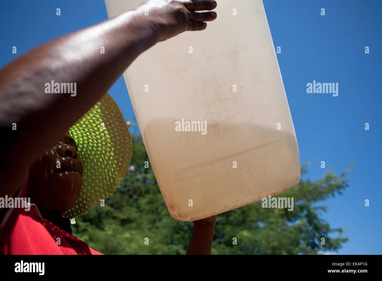 Mothutlong dans la province du Nord Ouest en gènèral elle n'a pas l'eau courante et les habitants sont obligés d'acheter ou obtenir de l'eau de forage ou l'utilisation de tambours pour recueillir l'eau de la pluie. Une femme qui n'a pas voulu nous donner son nom, montre le avec de l'eau qui venait du robinet. 20/01/15 Photo : Oupa Nkosi Banque D'Images