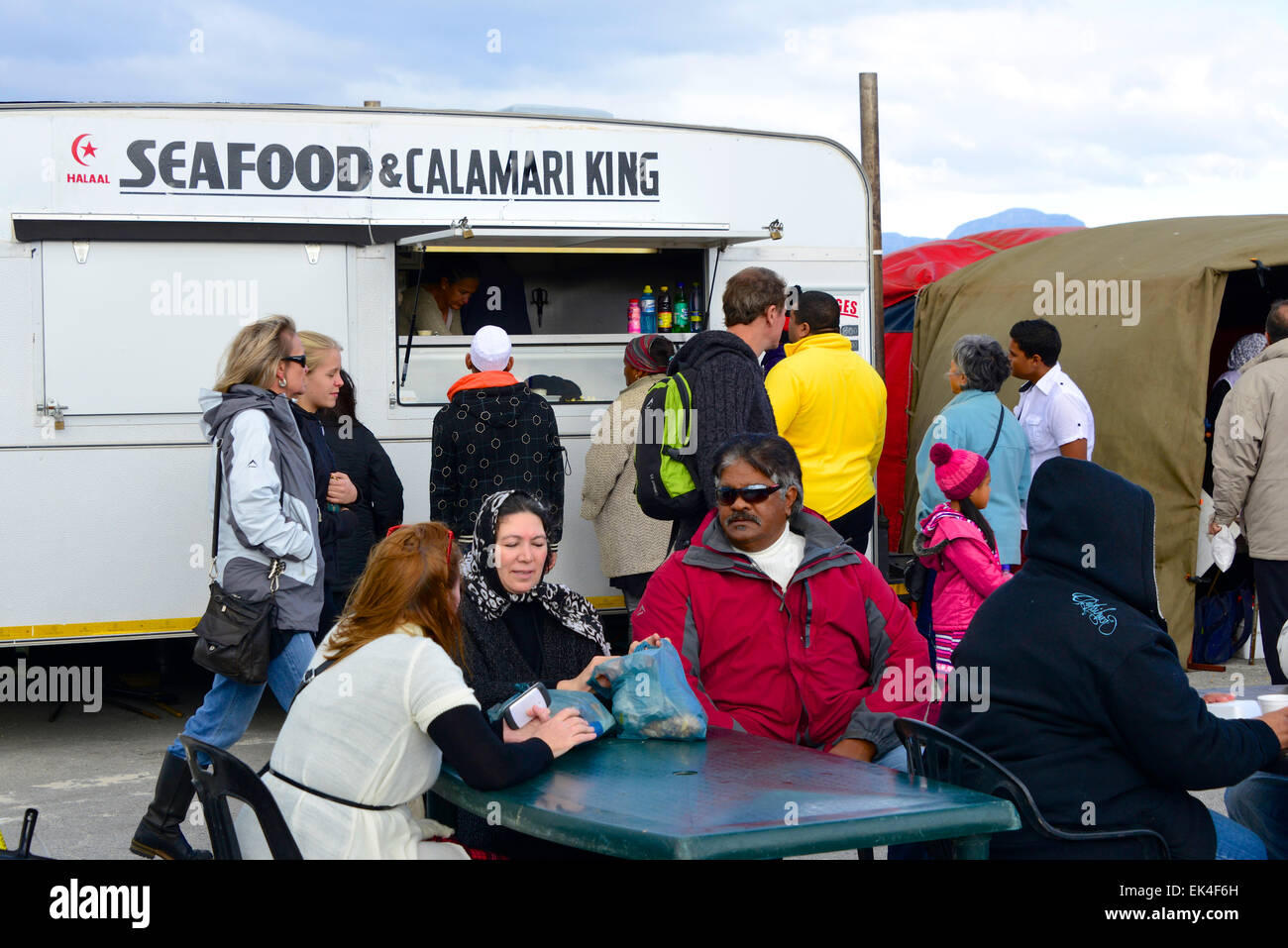 Les gens d'acheter des fruits de mer à emporter l'Miuizenberg marché aux puces qui se tient tous les dimanches à côté de Sunrise Beach. Banque D'Images