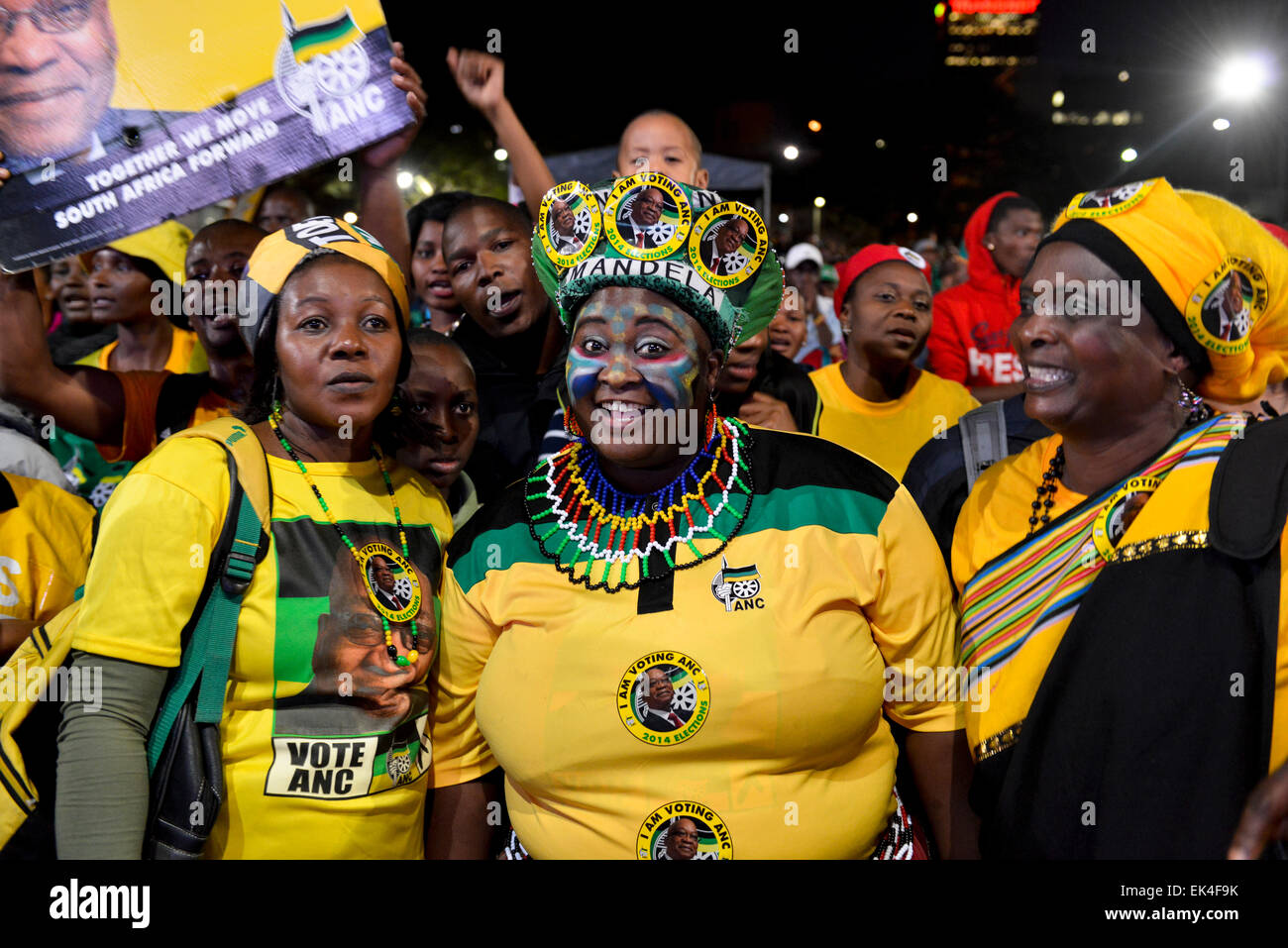 Un partisan de l'anc mama joy - l'anc a tenu sa célébration fête pour célébrer son virtory comme pary dans les 2014 élections nationales qui ont eu lieu. l'événement a eu lieu à Johannesburg cbd. Dans attendeance ont tous les sympathisants du parti Banque D'Images