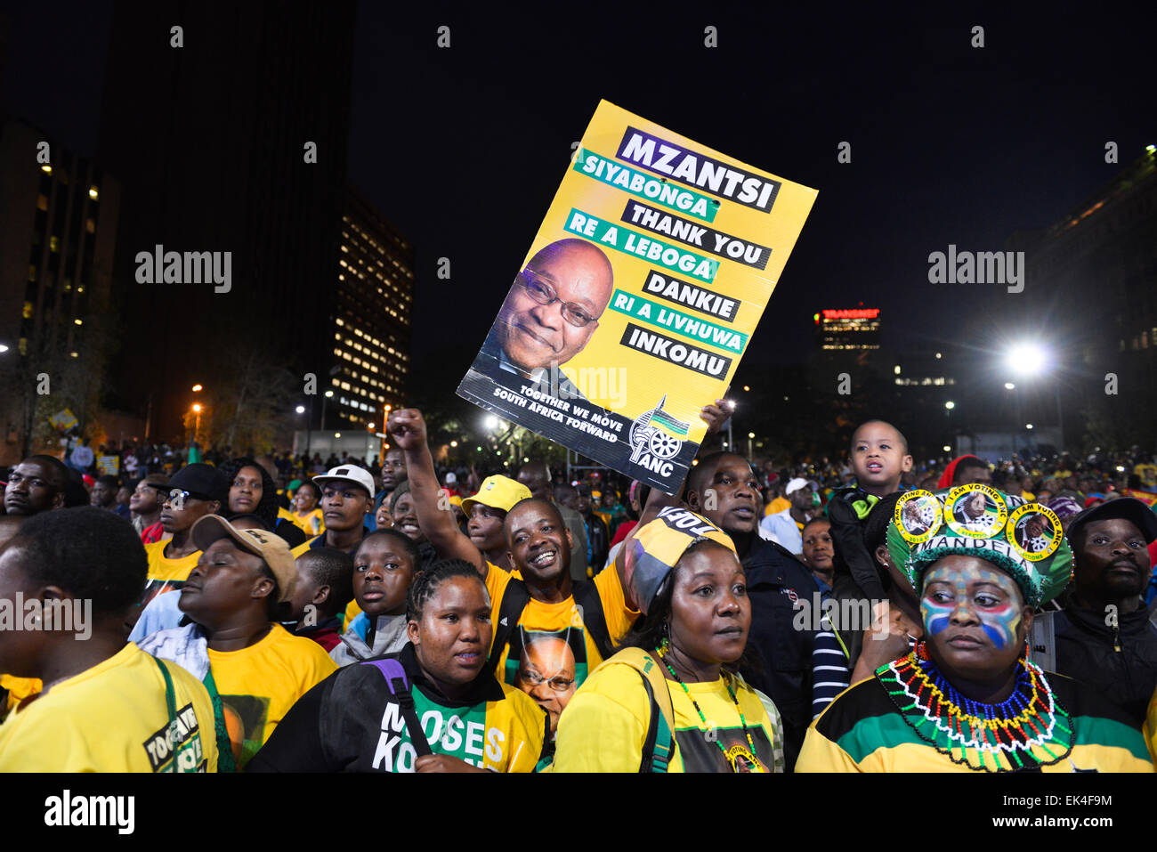 Une affiche de partisans holding président Jacob Zuma, l'anc a tenu sa célébration fête pour célébrer son virtory comme pary dans les 2014 élections nationales qui ont eu lieu. l'événement a eu lieu à Johannesburg cbd. Dans attendeance ont tous les sympathisants du parti Banque D'Images