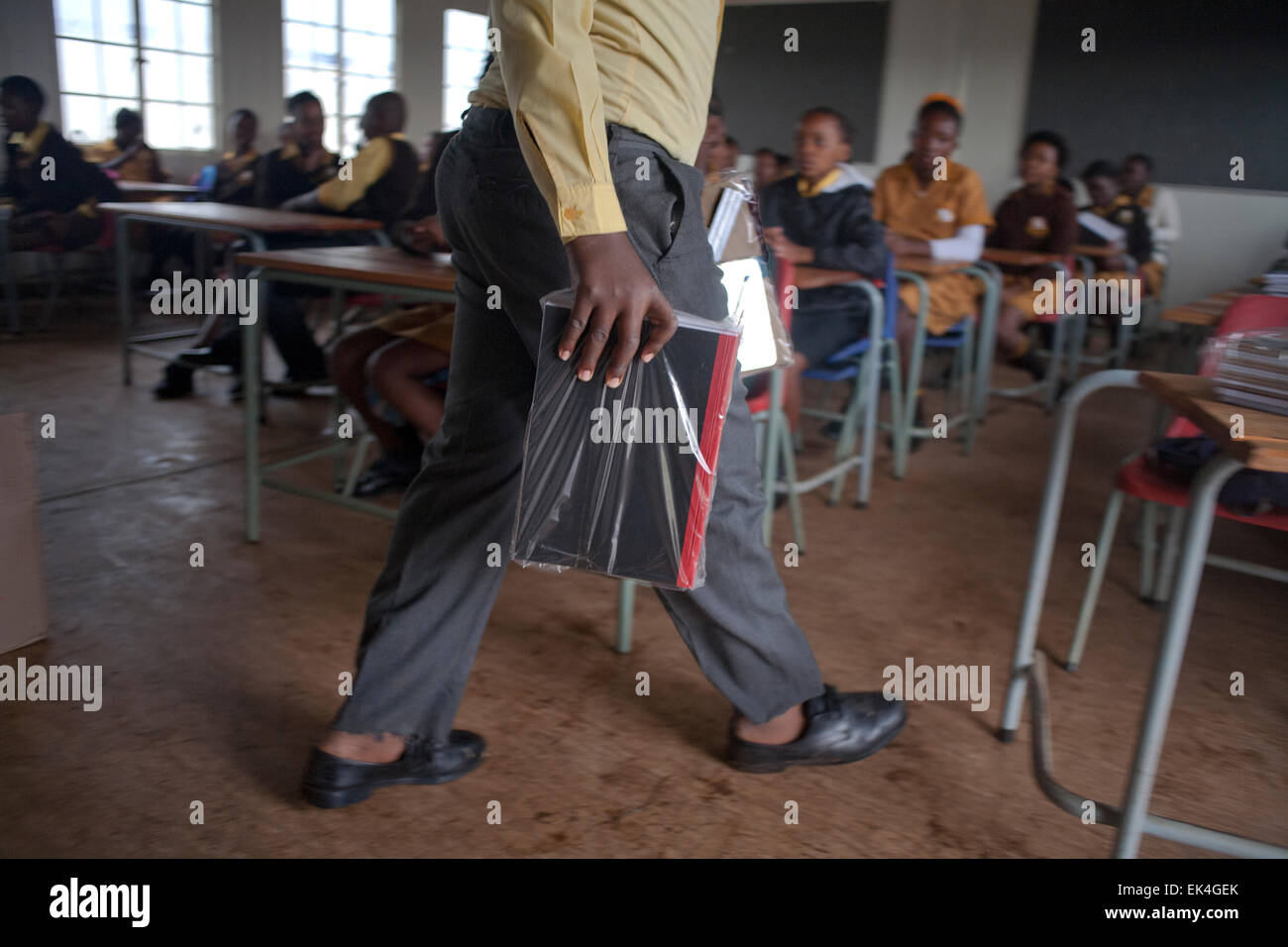 Les apprenants de l'école primaire en Lufhereng Soweto la préparation et l'organisation des manuels scolaires, des chaises, des tables sur le premier jour d'école. 14/01/15 Photo : Oupa Nkosi Banque D'Images