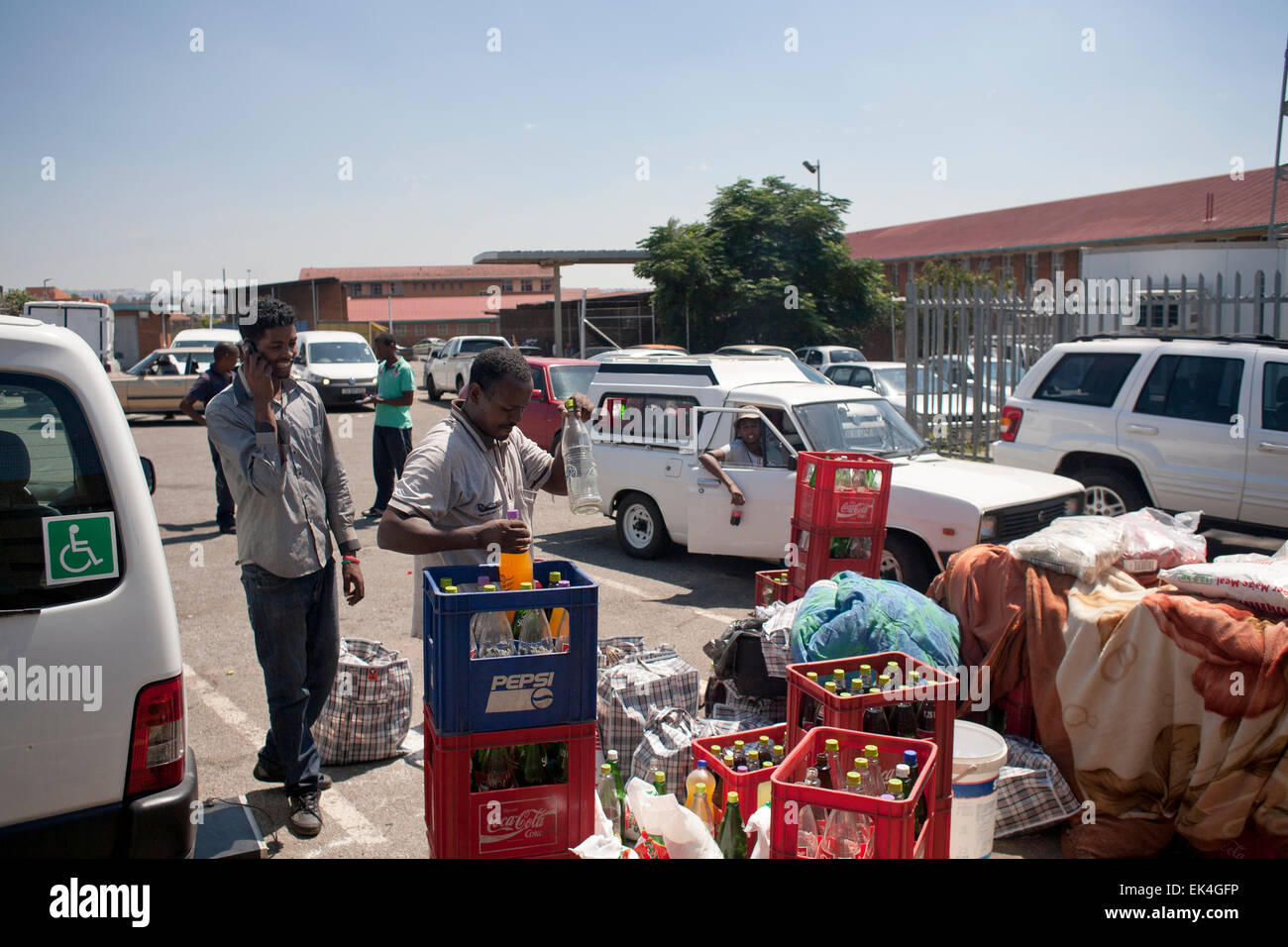 Certains des propriétaires d'entreprise Ethopians ont trouvé refuge à la station de police de Moroka Soweto après une large propagation pillage qui enveloppent le canton lorsqu'un propriétaire étranger tiré et tué un garçon de 14 ans pour avoir volé. 23/01/15 Photo : Oupa Nkosi Banque D'Images