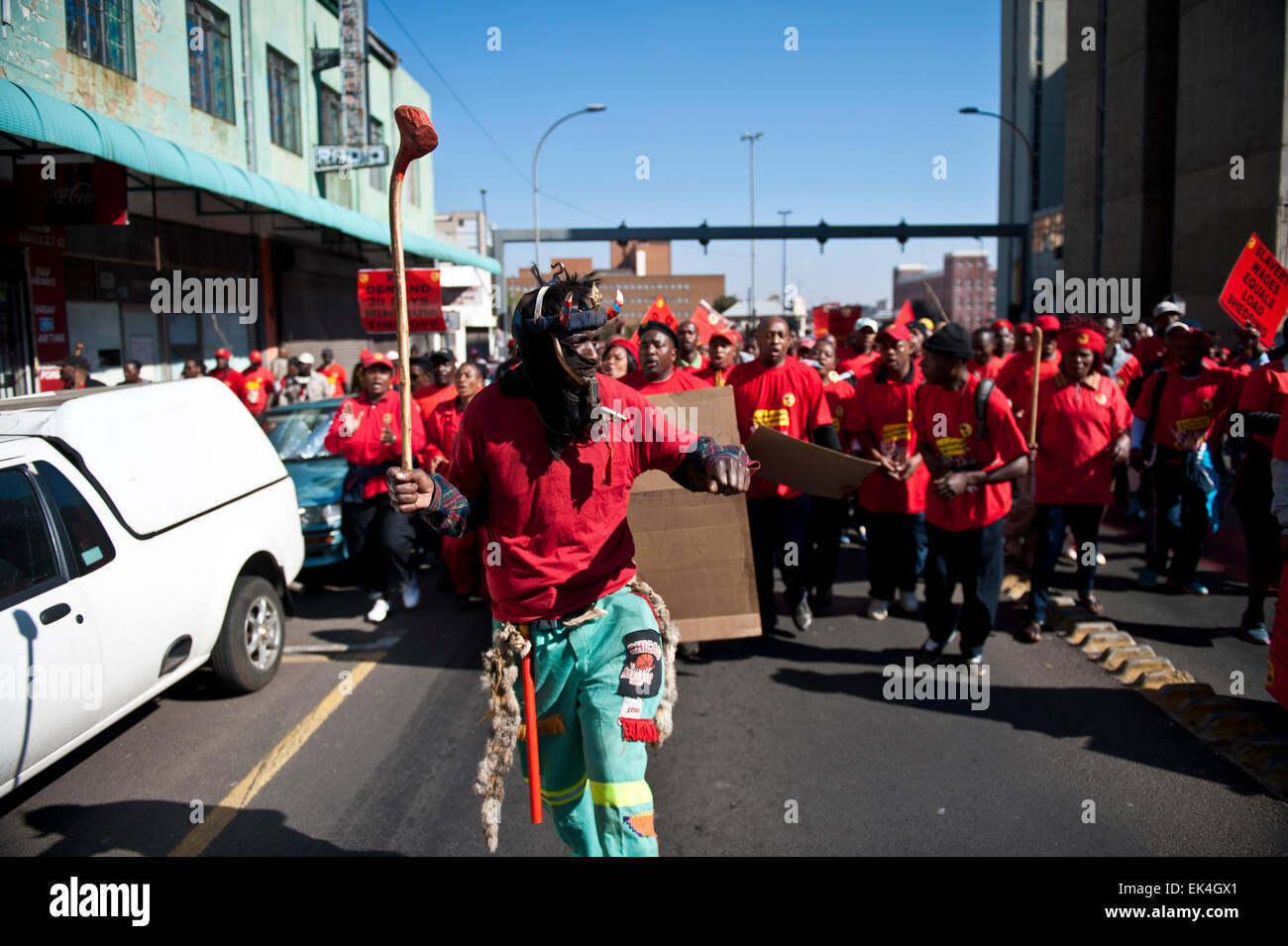 Membres de numsa ont marché dans le CBD de Johannesburg pour exiger une augmentation de salaire de 12  %. Banque D'Images