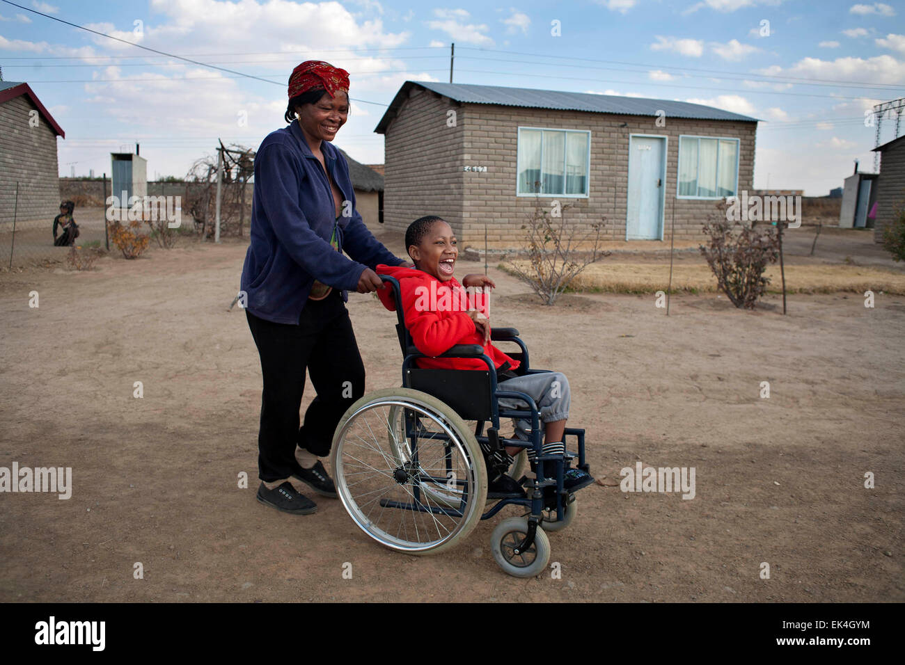 Tsamai Elisa est séropositive et son fils Isaac (13) est également infectée et souffre de l'épilepsie. 01/07/14 Photo : Oupa Nkosi Banque D'Images