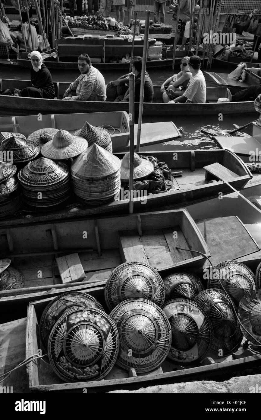 Thaïlande, Bangkok : 14 mars 2007 - les touristes et thaïlandais chapeaux pour vendre au marché flottant - Éditorial Banque D'Images