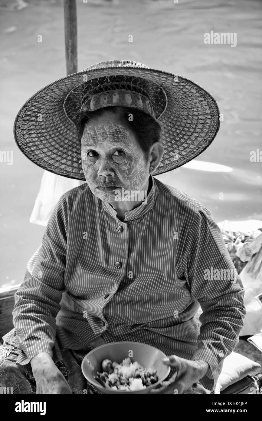 Thaïlande, Bangkok : 14 mars 2007 - femme thaïlandaise sur son bateau au marché flottant - Éditorial Banque D'Images