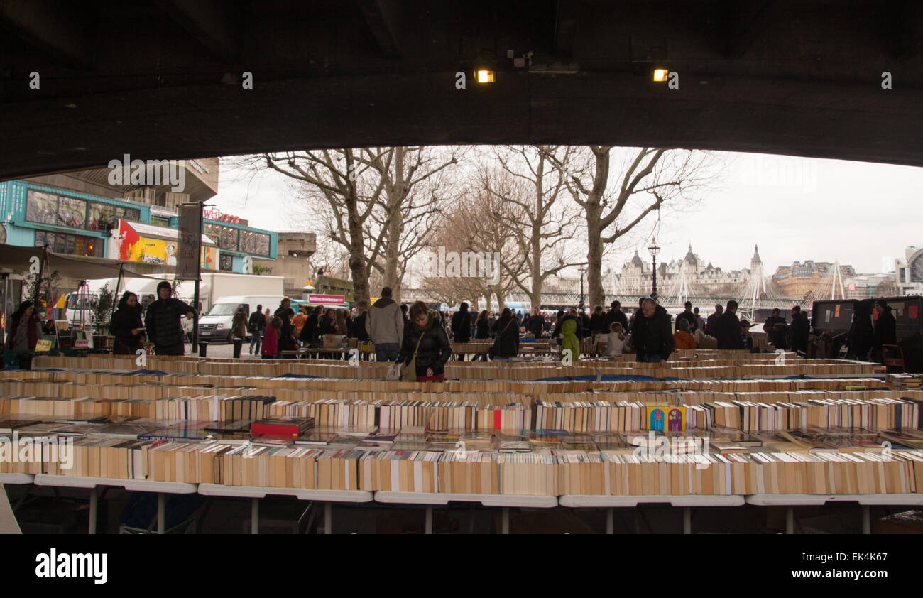 Southbank Centre du marché du livre en vertu de Waterloo Bridge, Londres Banque D'Images