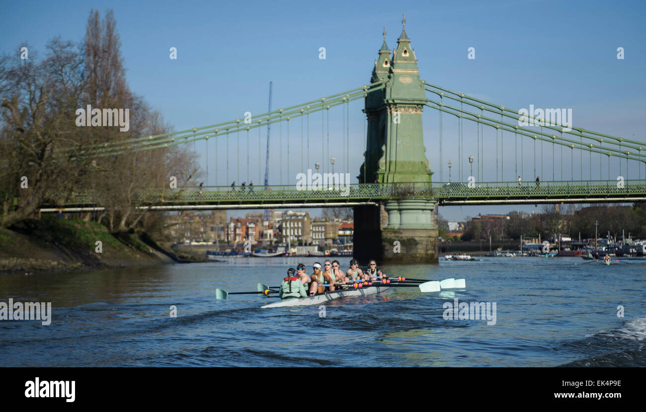 Londres, Royaume-Uni. 7 avril, 2015. Les femmes de l'Université de Cambridge au cours de leur approche Hammersmith Bridge session pratique pour le Newton Women's Boat Race 2015. CUWBC : [ARC] Hannah Evans, [2] Ashton Brown, Caroline Reid [3], [4] Claire Watkins, [5] Melissa Wilson, [6] Holly Hill, [7] Daphne Martschenko, [AVC] Fanny Belais, [Cox] Rosemary Ostfeld. Crédit : Stephen Bartholomew/Alamy Live News Banque D'Images