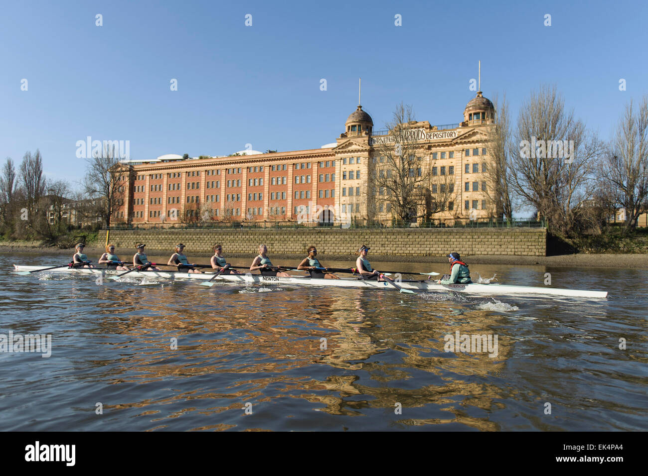 Londres, Royaume-Uni. 7 avril, 2015. Les femmes de l'Université de Cambridge l'approche Harrods Depository pendant leur session de pratique pour le Newton Women's Boat Race 2015. CUWBC : [ARC] Hannah Evans, [2] Ashton Brown, Caroline Reid [3], [4] Claire Watkins, [5] Melissa Wilson, [6] Holly Hill, [7] Daphne Martschenko, [AVC] Fanny Belais, [Cox] Rosemary Ostfeld. Crédit : Stephen Bartholomew/Alamy Live News Banque D'Images