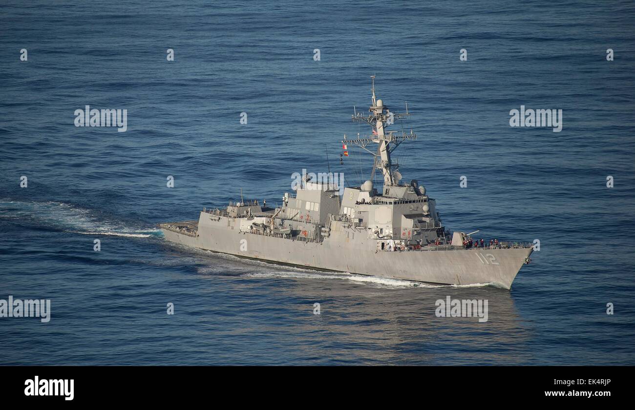 La Marine américaine de la classe Arleigh Burke destroyer lance-missiles USS Michael Murphy en cours le 18 mars 2015, dans la mer des Philippines. Banque D'Images