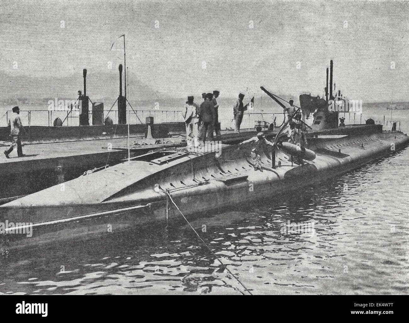 L'abaissement d'une torpille dans un sous-marin pendant la Première Guerre mondiale Banque D'Images