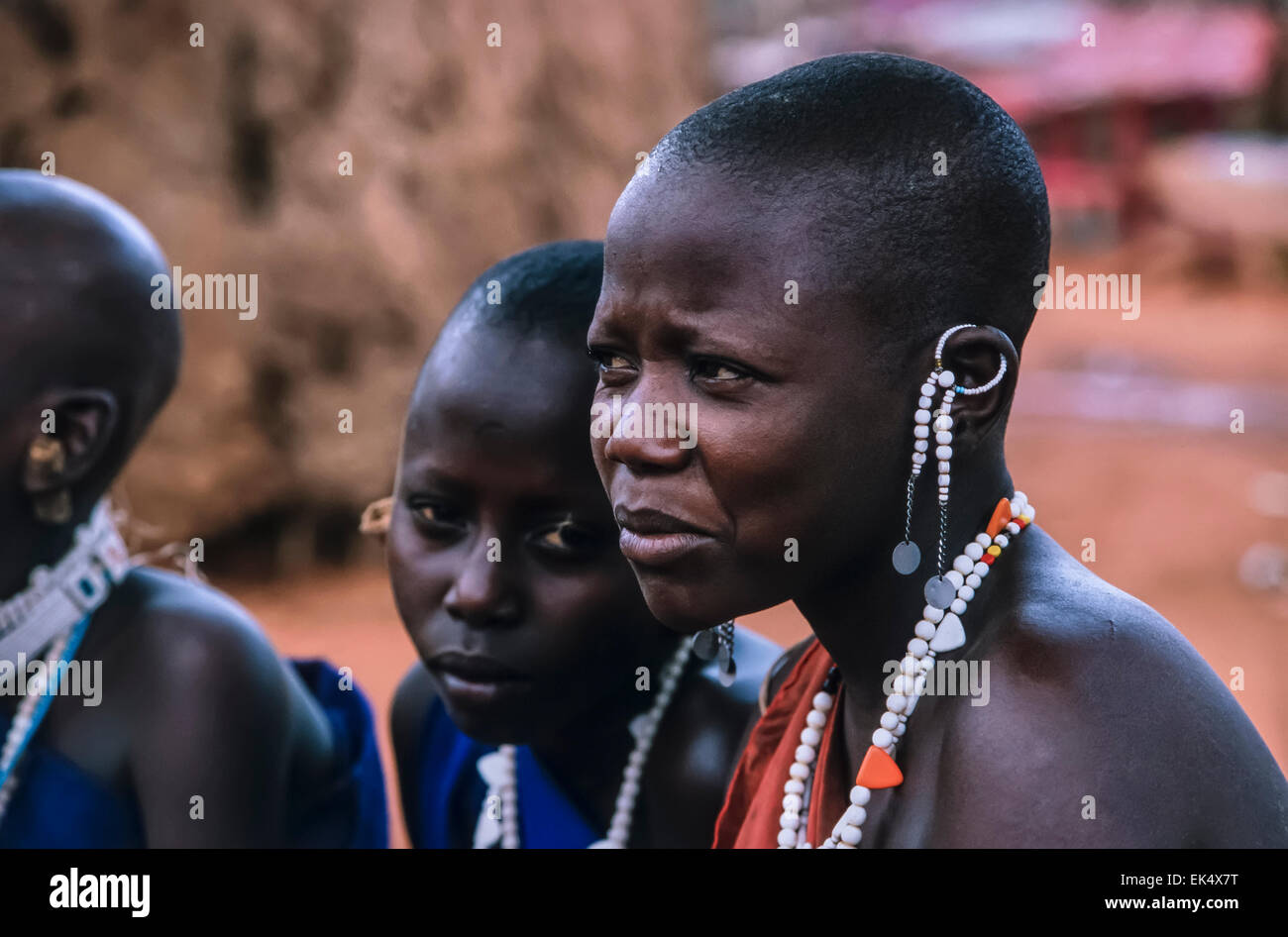 Kenya, Tsavo East National Park, Masai village, les filles (FILM) Banque D'Images