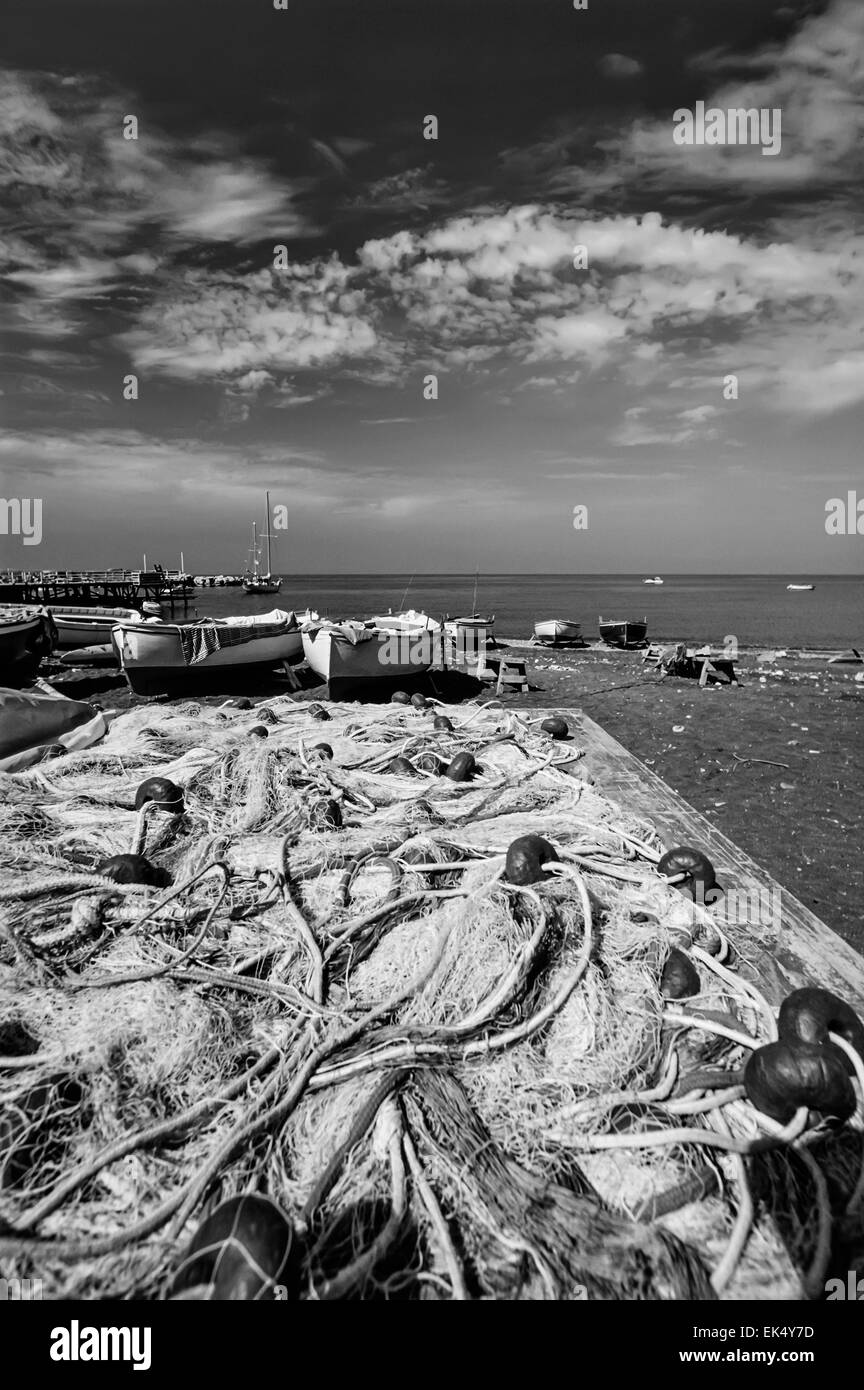 L'Italie, Campanie, Cala di Puolo (Sorrento), bateaux de pêche en bois à terre sur la plage - Numérisation de films Banque D'Images